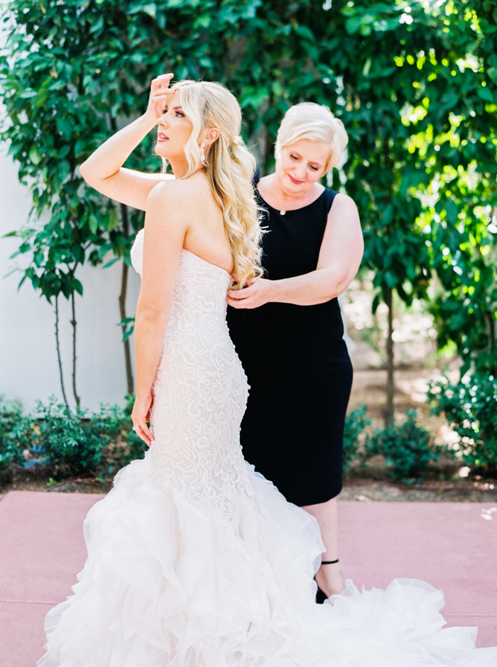 El Chorro Wedding photography, mom buttoning brides dress
