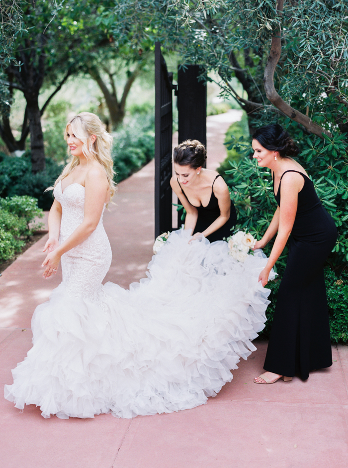 El Chorro Wedding photography, bridesmaids help with wedding dress
